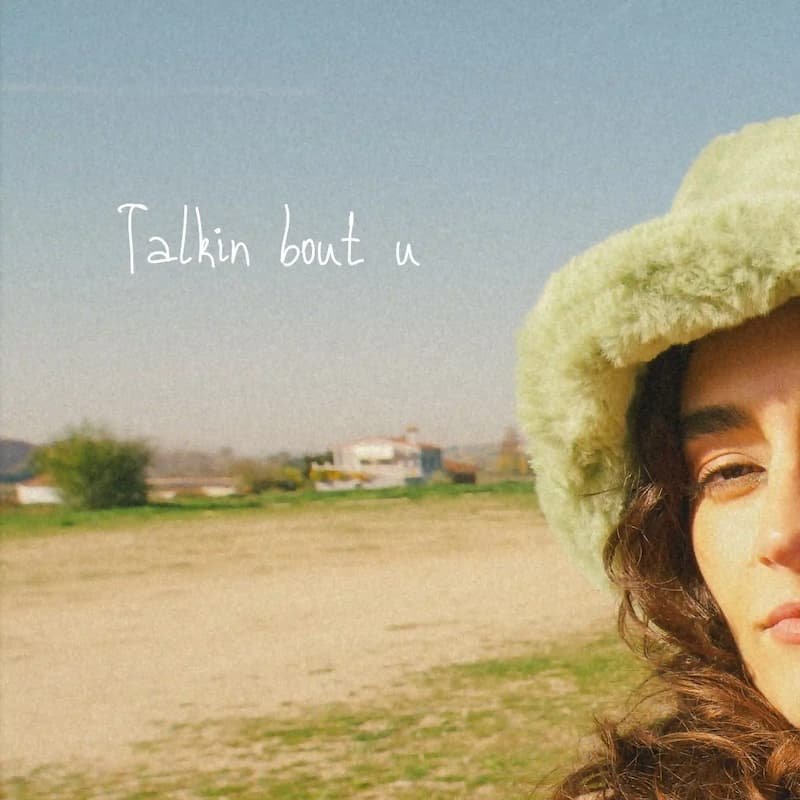 Vocalista de Lila ROME en concierto con fondo etéreo